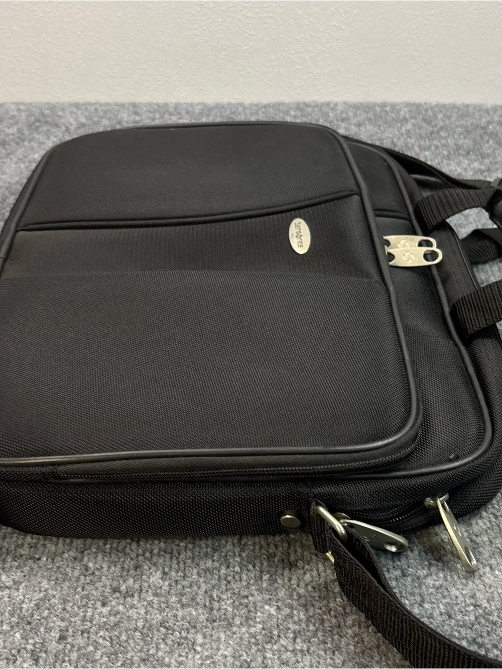 Samsonite Black Laptop Messenger Bag Briefcase Carry on Travel Busines 937795